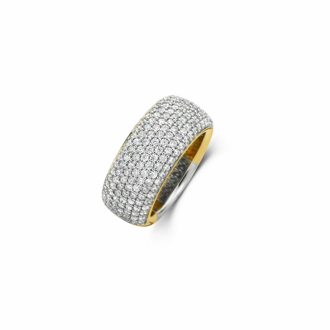 Αυτό το TI SENTO - Milano επίχρυσο ασημένιο δαχτυλίδι 12234ZY έχει μια ευρεία ζώνη διακοσμημένη με pave από λευκά ζιργκόν. Κατασκευασμένο από ασήμι 925