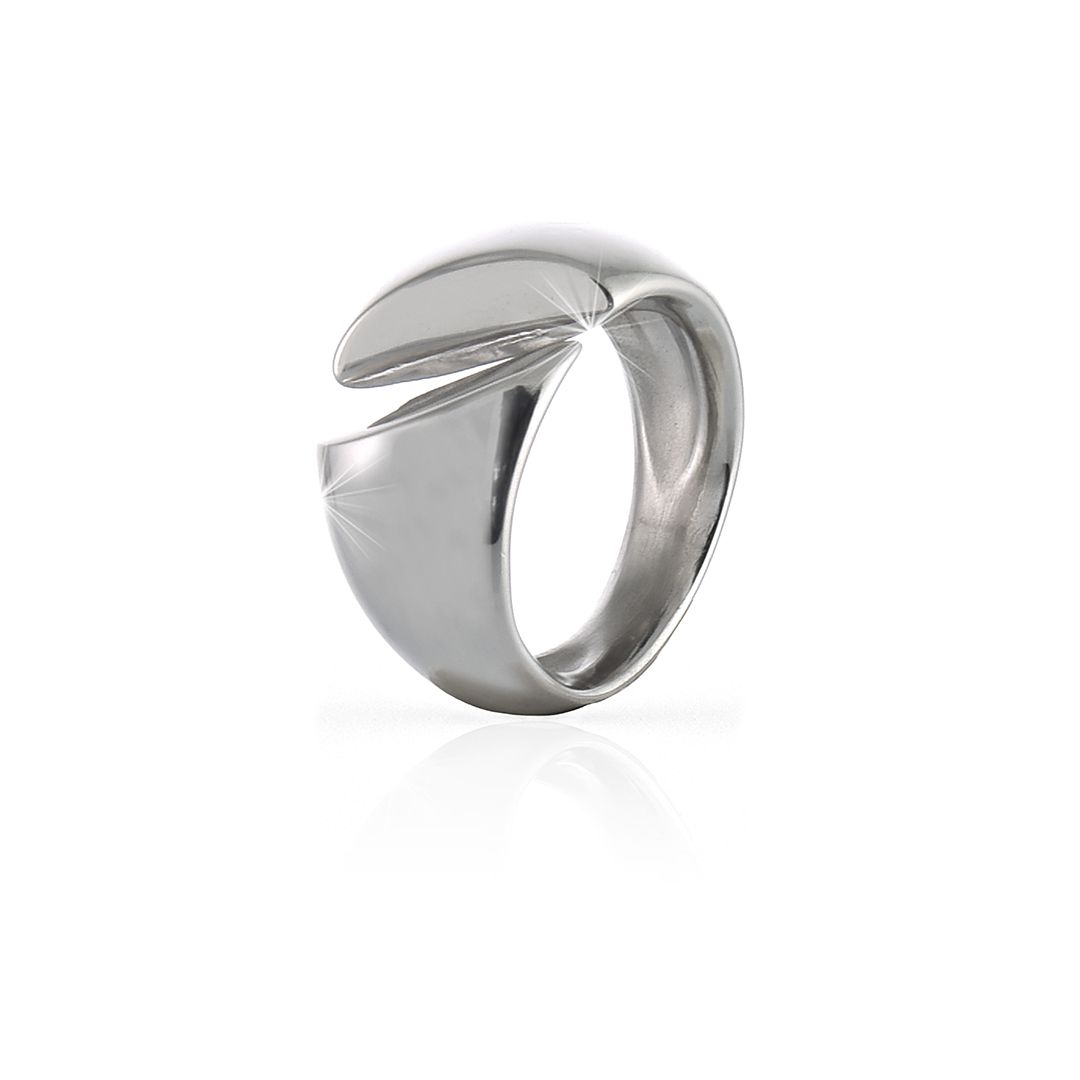 Λευκό ασημένιο στρογγυλεμένο δαχτυλίδι με γυαλισμένο τελείωμα.Απλό αλλά αριστοκρατικό, αυτό το δαχτυλίδι είναι σίγουρα ιδανικό για να το φοράτε καθημερινά για την απόλυτη κομψότητα.