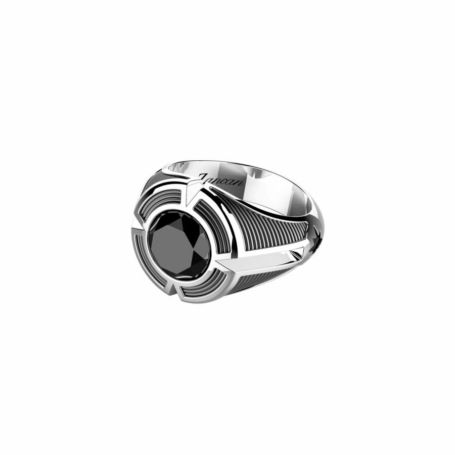 Ασημένιο 925 δαχτυλίδι με κεντρικό στρογγυλό όνυχα.Διακοσμήσεις σε μαύρο χρώμα.
