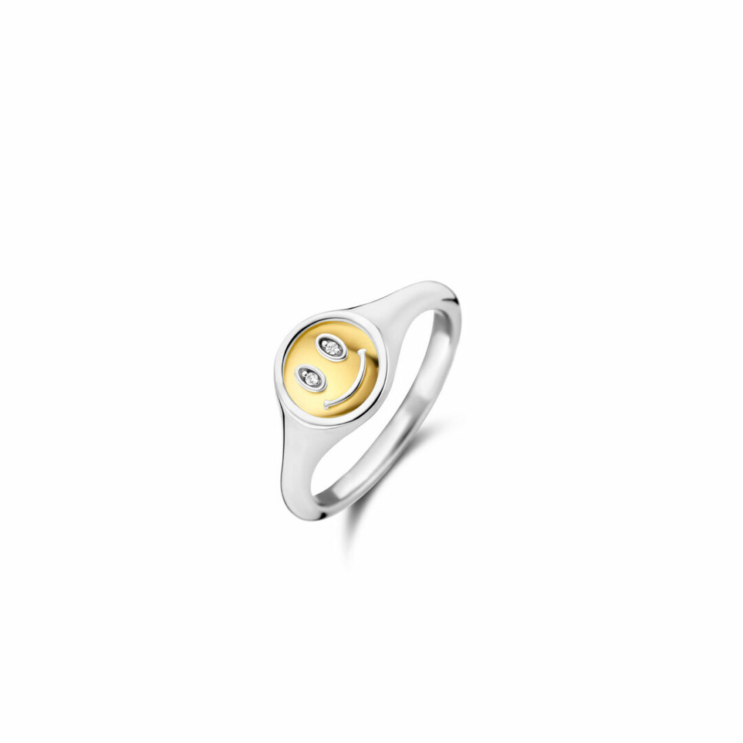 Αυτό το επιχρυσωμένο χαμογελαστό δαχτυλίδι TI SENTO - Milano 12286ZY διαθέτει ένα χαμογελαστό πρόσωπο ως κεντρικό κομμάτι. Αυτό το δαχτυλίδι είναι κατασκευασμένο από ασήμι υψηλής ποιότητας 925, το κεντρικό κομμάτι του είναι επιμεταλλωμένο με κίτρινο χρυσό.