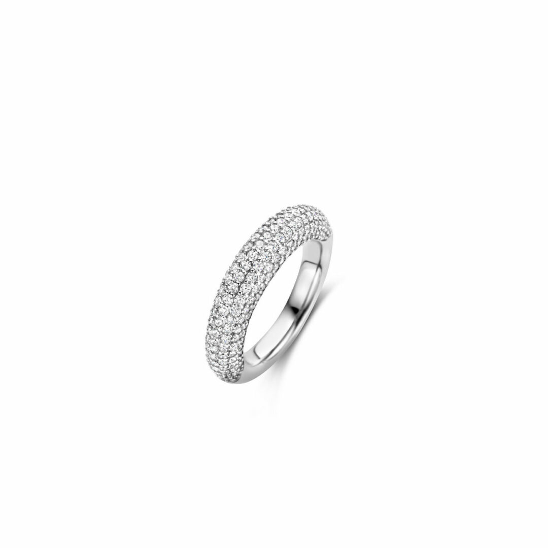 Αυτό το επιχρυσωμένο δαχτυλίδι PAVE TI SENTO - Milano 12287ZI επιδεικνύει ένα όμορφο pave από λευκές κυβικές πέτρες ζιργκόν (CZ) που τοποθετούνται με το χέρι. Το δαχτυλίδι είναι κατασκευασμένο από ασήμι 925 υψηλής ποιότητας και επιμεταλλωμένο με κίτρινο χρυσό. Οι μικροσκοπικές κυβικές πέτρες ζιρκονίας δημιουργούν μια όμορφη λαμπερή «πλακόστρωτη» επιφάνεια. Όλα τα δαχτυλίδια μας είναι χωρίς νικέλιο και υποαλλεργικά.