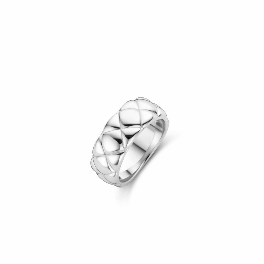 Αυτό το ασημένιο δαχτυλίδι TI SENTO - Milano 12288SI διαθέτει όμορφα ανάγλυφα σχέδια τριφυλλιού. Φορώντας αυτό το δαχτυλίδι, η τύχη θα είναι σίγουρα με το μέρος σας. Το δαχτυλίδι είναι κατασκευασμένο από ασήμι υψηλής ποιότητας 925 και επικαλυμμένο με ένα στρώμα πλατίνας για να το προστατεύει από την καθημερινή φθορά και να το διατηρεί φωτεινό.