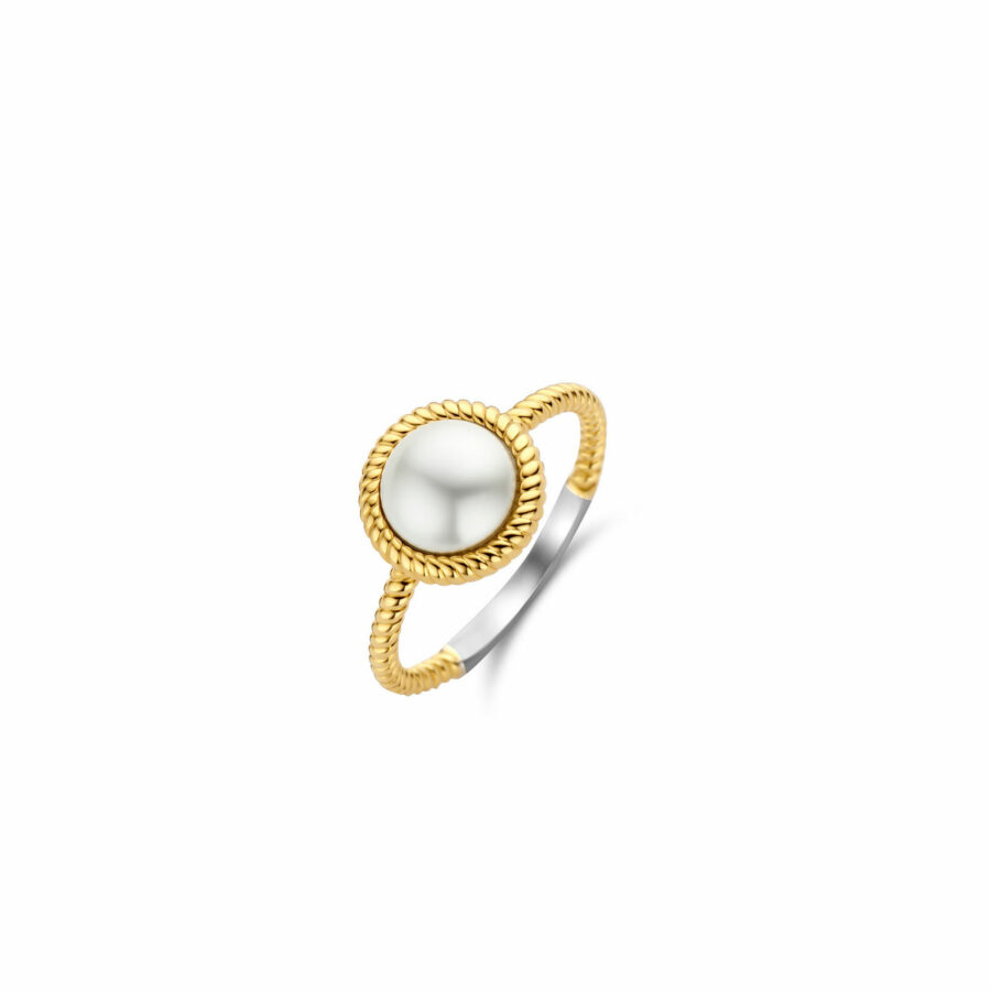 Αυτό το επιχρυσωμένο μαργαριταρένιο δαχτυλίδι TI SENTO - Milano 12295YP επιδεικνύει ένα λαμπερό λευκό μαργαριτάρι σε ένα στριμμένο επιχρυσωμένο περιβάλλον. Ένας κλασικός σχεδιασμός που επανεξετάζεται με μια παιχνιδιάρικη άκρη. Το δαχτυλίδι είναι κατασκευασμένο από ασήμι υψηλής ποιότητας 925 και επιμεταλλωμένο με κίτρινο χρυσό 18 καρατίων