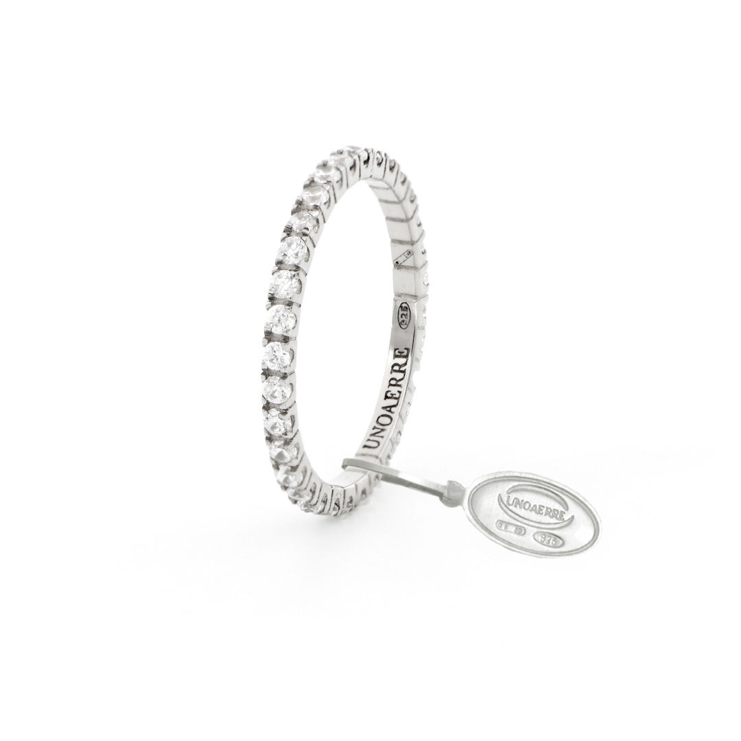 Ασημένιο δαχτυλίδι 925 με λευκές πέτρες ζιργκόν διαμέτρου 1,70 mm. Δηλώστε το στυλ σας με αυτό το δαχτυλίδι Veretta. Φορέστε το μαζί με άλλα δαχτυλίδια πολυτελείας για μια λαμπερή επισήμανση στο καθημερινό σας ντύσιμο.