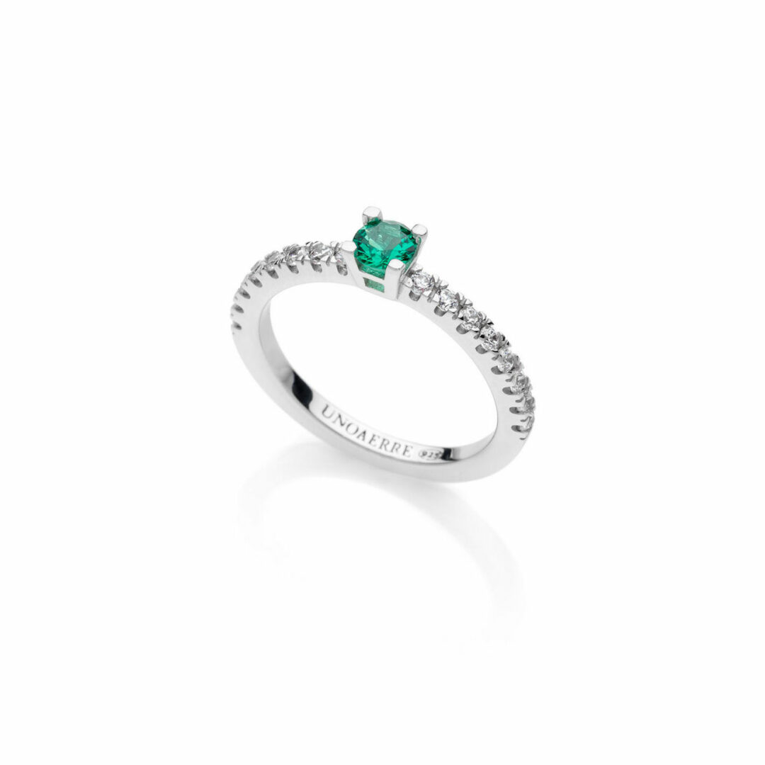 Ασημένιο δαχτυλίδι επιμεταλλωμένο με ρόδιο με πράσινο ζιργκόν κεντρική πέτρα και λευκά ζιργκόν
