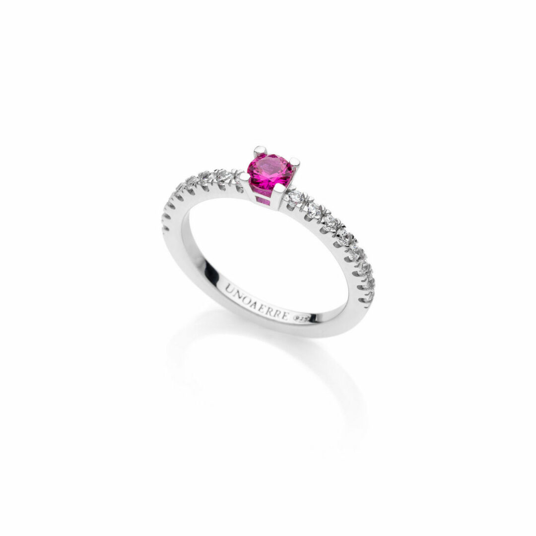 Ασημένιο δαχτυλίδι επιμεταλλωμένο με ρόδιο με ροζ ζιργκόν κεντρική πέτρα και λευκά ζιργκόν
