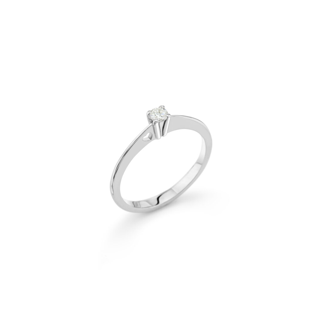 Designers Diamonds, handcrafted 18K  white gold solitaire ring,  with central brillant-cut diamond 0,15 ct G VVS2